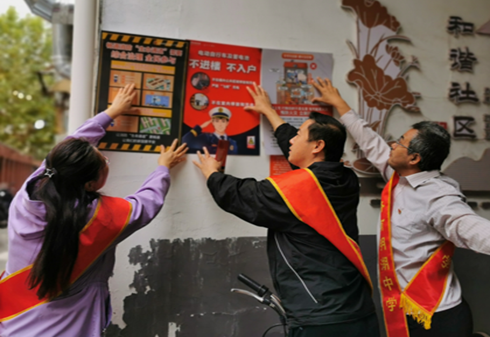 预防为主生命至上——济南明湖中学党委开展党员社区“双报到”活动